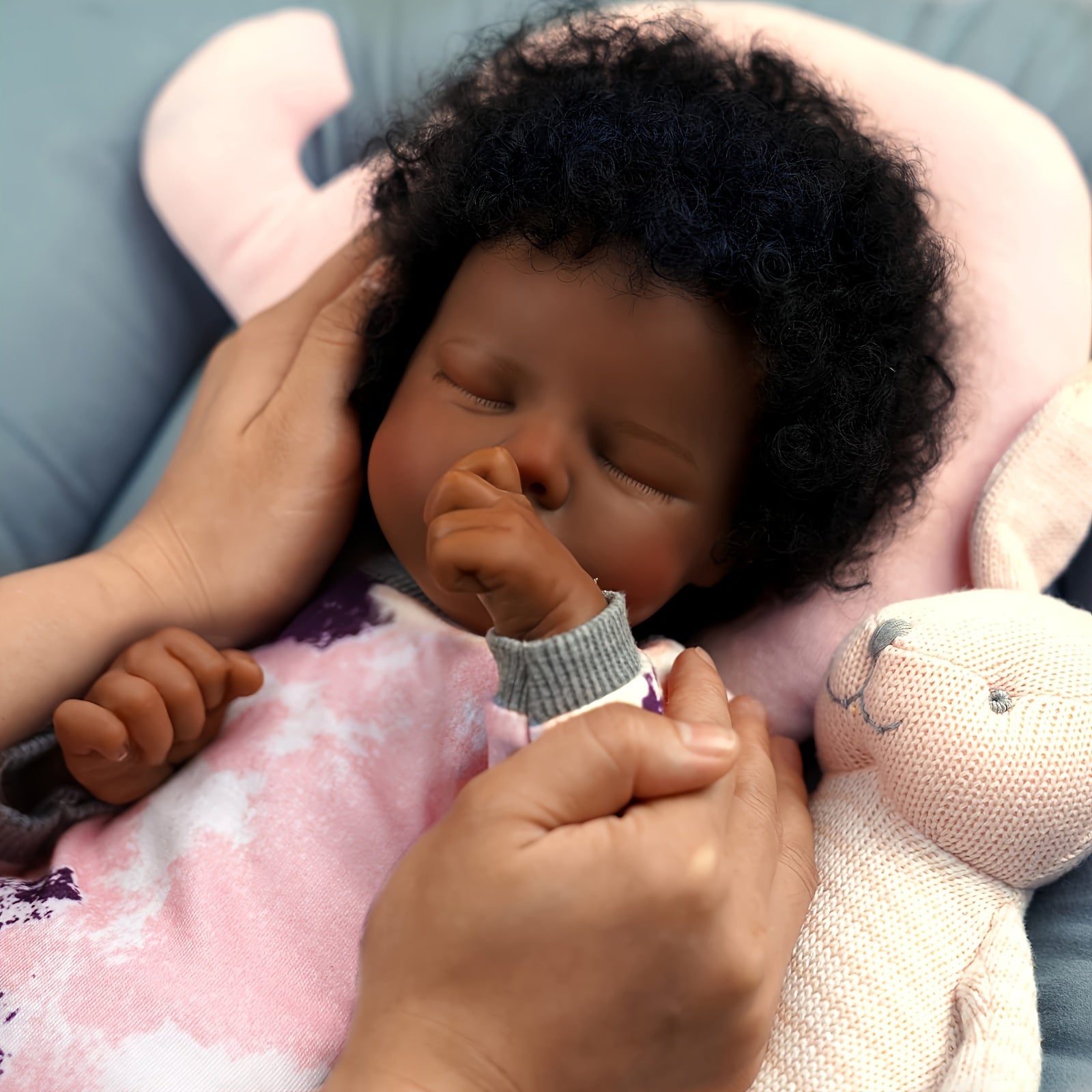 Poupée réaliste JIZHI Lifelike Reborn Baby Doll Black 17 pouces, corps souple et réaliste, sangle de corps en tissu, ensemble d'accessoires d'alimentation, convient aux cadeaux de Noël et du Nouvel An pour les enfants de plus de 3 ans.