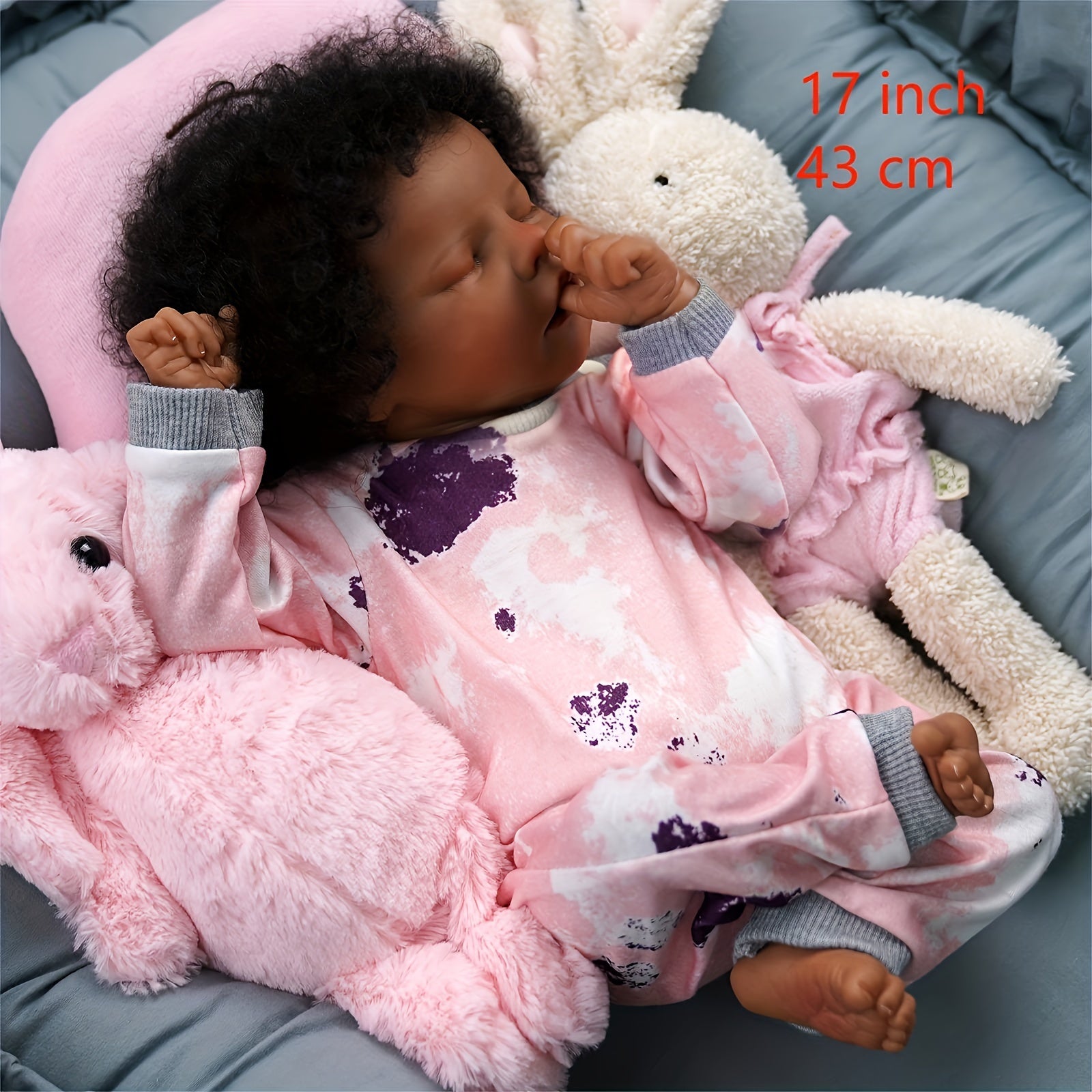 Poupée réaliste JIZHI Lifelike Reborn Baby Doll Black 17 pouces, corps souple et réaliste, sangle de corps en tissu, ensemble d'accessoires d'alimentation, convient aux cadeaux de Noël et du Nouvel An pour les enfants de plus de 3 ans.