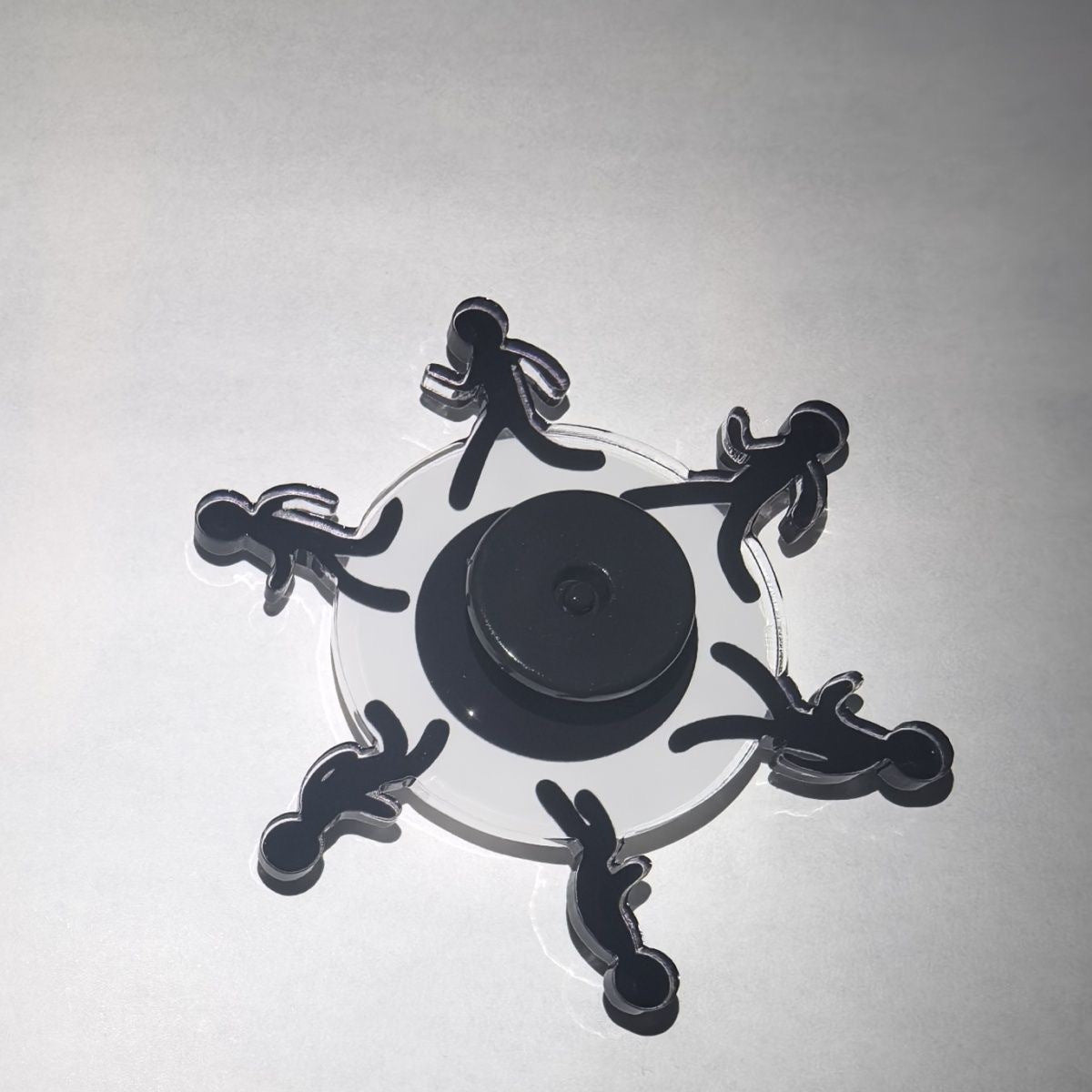 1pc Fidget Spinner en Forme de Personne Courante - Noir & Blanc, Plastique, Pas Besoin de , Idéal pour Adultes et Cadeaux de Fête, Mécanisme de Rotation Douce | Cadeaux Fidget Spinner