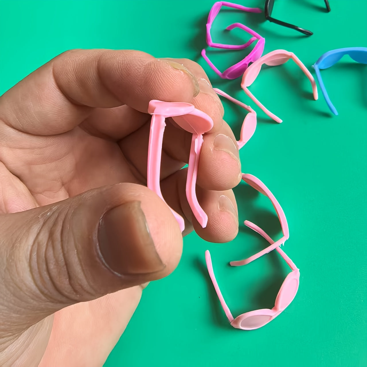 10pcs Mini Poupées Lunettes de Couleur Variée Modèles de Lunettes Parfaites Pour La Maison de Poupée La Maison de Fée La Décoration de Poupée Les Cadeaux de Vacances Pas Besoin D'électricité
