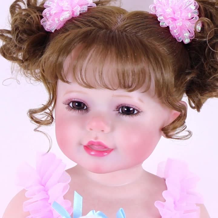 Poupée Reborn de 22 pouces - Mouvement joyeux avec un visage peint 3D, un corps en vinyle souple et des cheveux racinés, accompagné d'un petit lapin en peluche, parfait pour des cadeaux de Noël, d'Halloween ou de Thanksgiving.