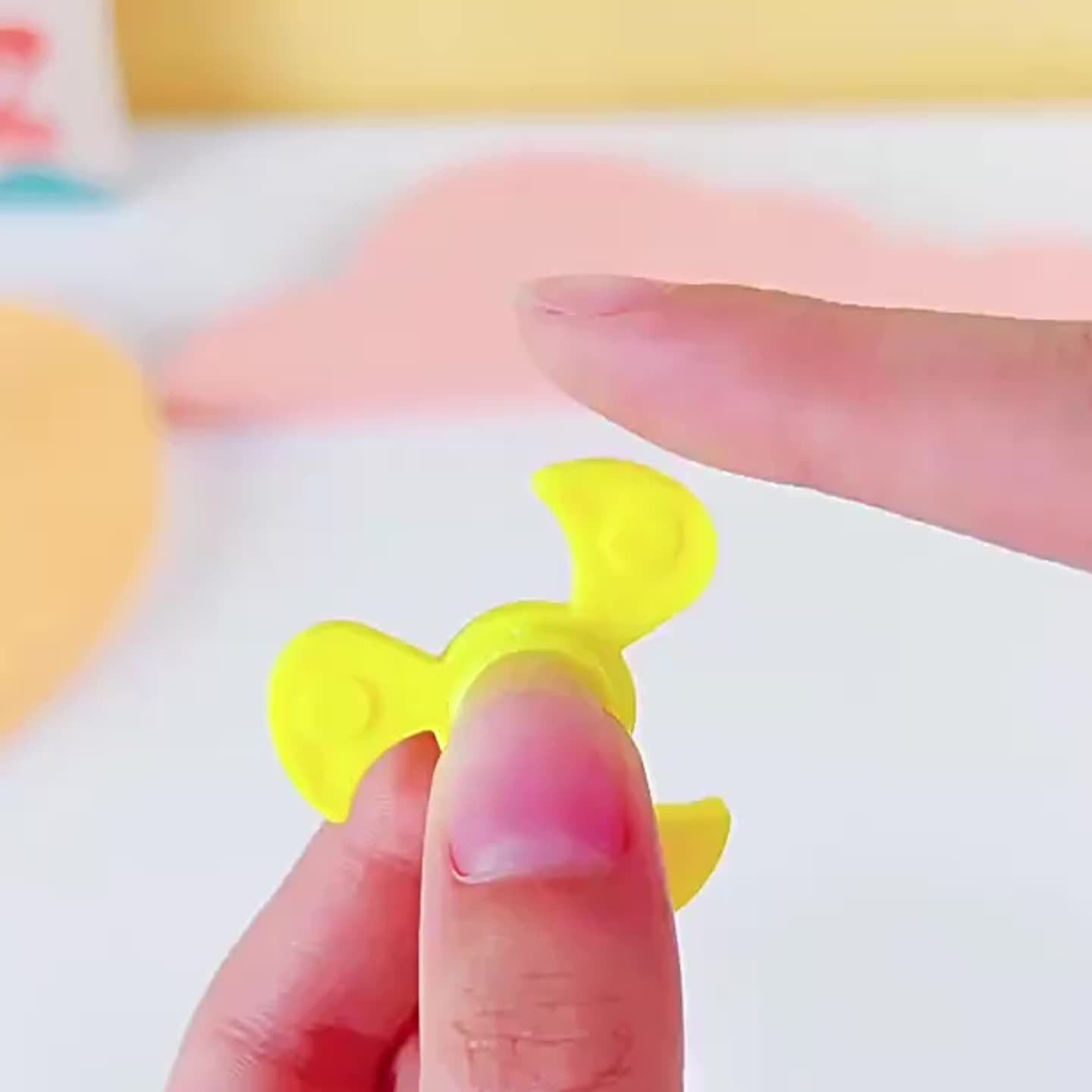 Pack de 24 pièces de Fidget Spinners Amusants pour Cadeaux de Fête - Parfaits pour les Jeunes, en Plastique Durable, Idéals pour Récompenses en Classe, Cadeaux de Fête, Anniversaires