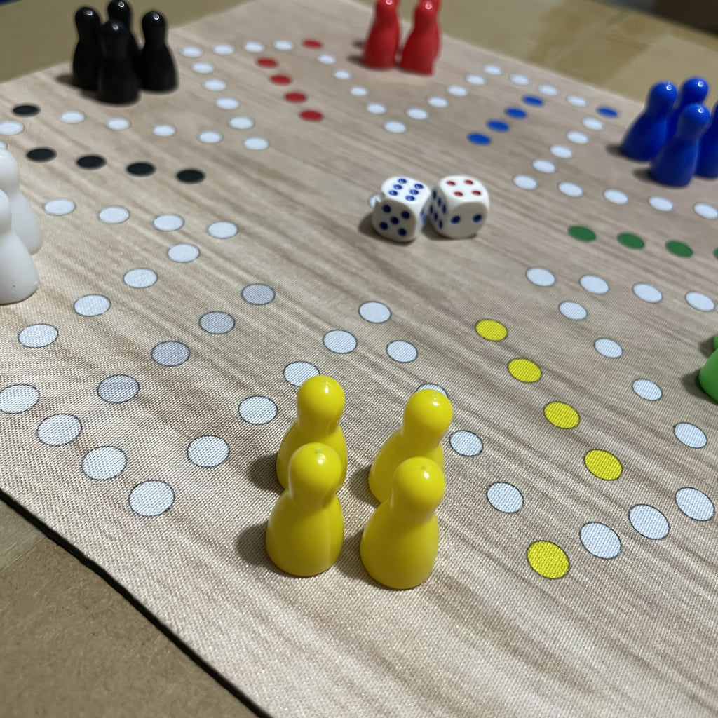 Jeu d'Échecs Volants pour 6 Joueurs - Grand Tapis de Souris de 9.45 pouces avec Plateau en Caoutchouc Coloré, 24 Pièces aux 6 Couleurs Vives, 2 Dés, Idéal pour les Réunions Familiales et Divertissement Festif
