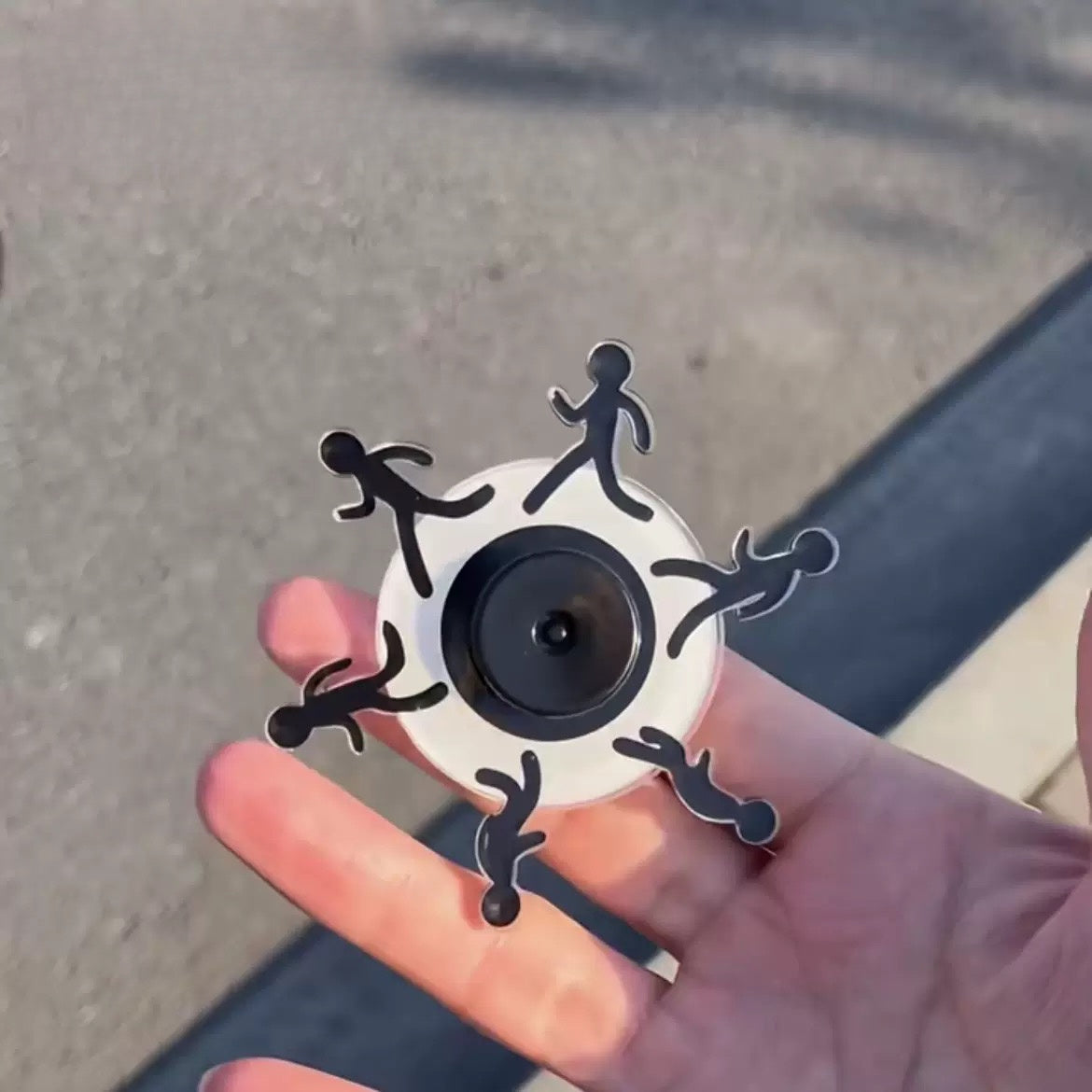 1pc Fidget Spinner en Forme de Personne Courante - Noir & Blanc, Plastique, Pas Besoin de , Idéal pour Adultes et Cadeaux de Fête, Mécanisme de Rotation Douce | Cadeaux Fidget Spinner