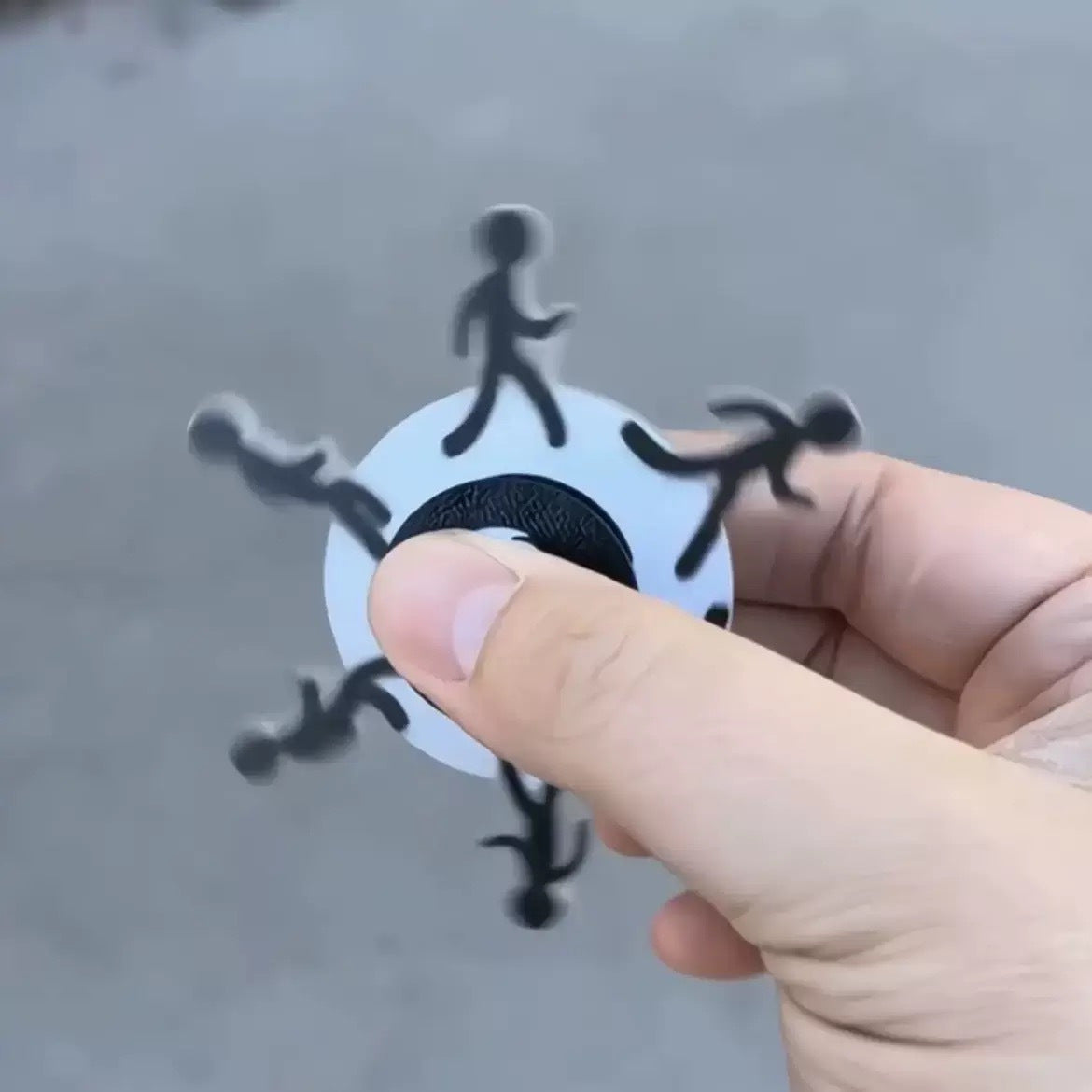1pc Fidget Spinner en Forme de Personne Courante - Noir & Blanc, Plastique, Pas Besoin de , Idéal pour Adultes et Cadeaux de Fête, Mécanisme de Rotation Douce | Cadeaux Fidget Spinner