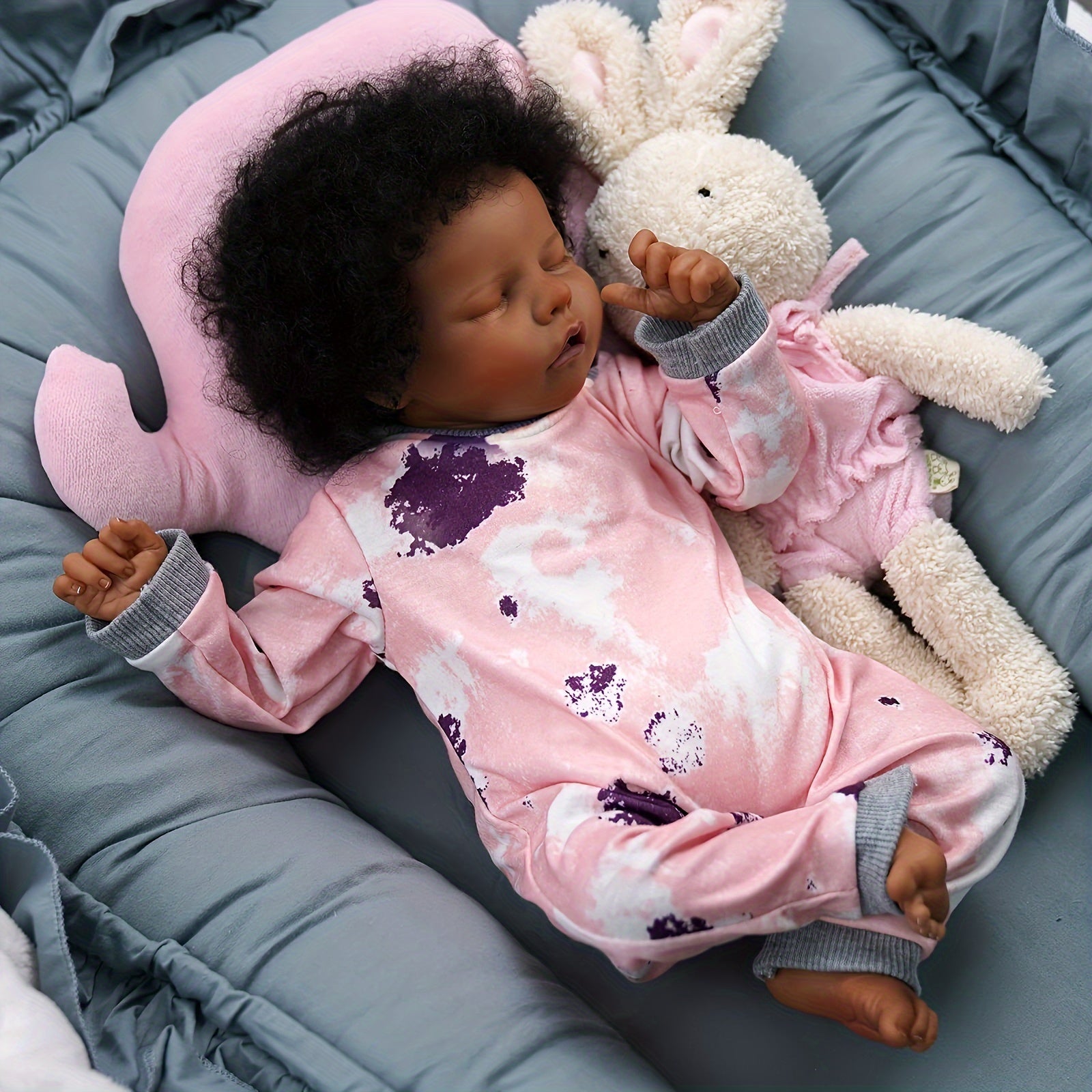 Poupée réaliste JIZHI Lifelike Reborn Baby Doll Black 17 pouces, corps souple et réaliste, sangle de corps en tissu, ensemble d'accessoires d'alimentation, convient aux cadeaux de Noël et du Nouvel An pour les enfants de plus de 3 ans.