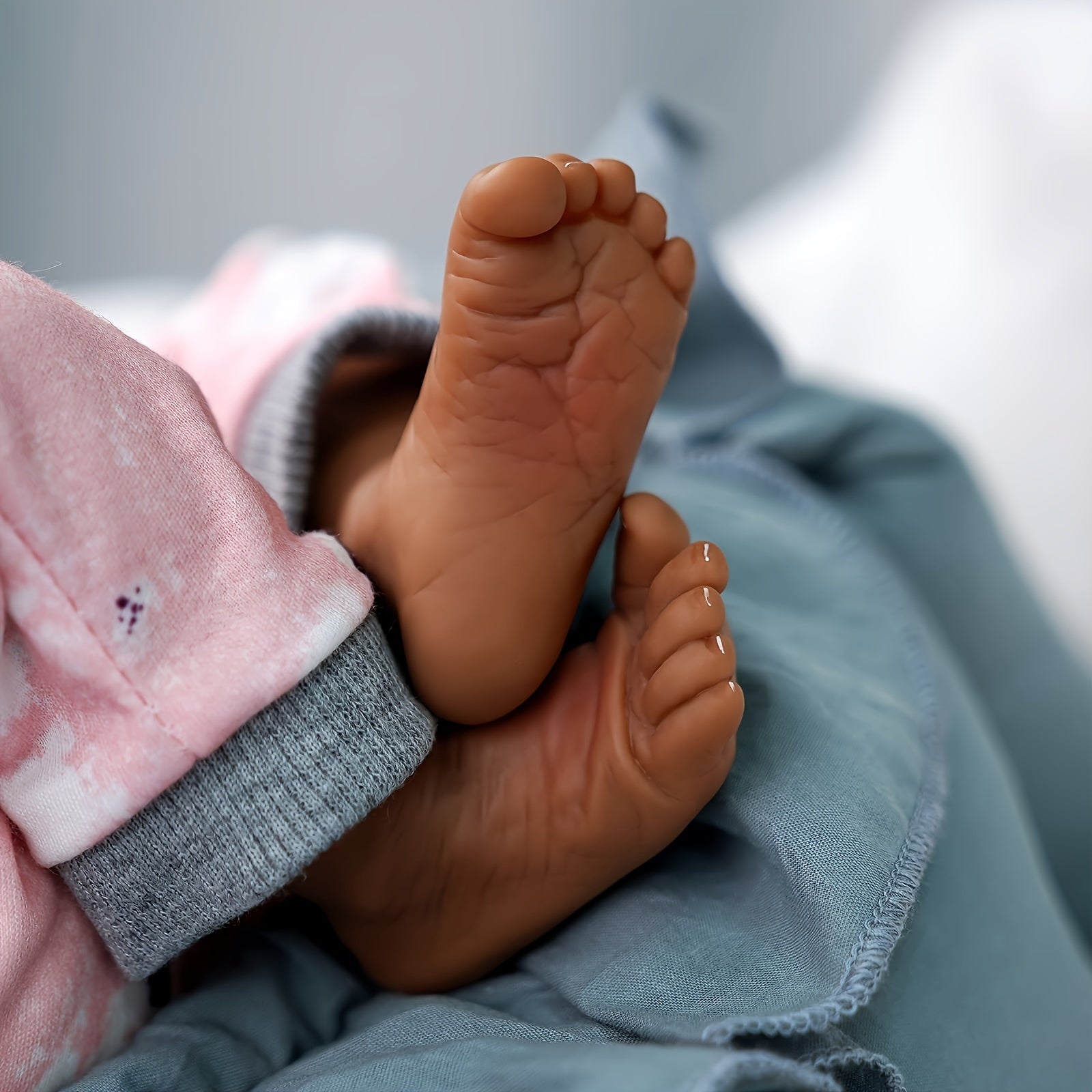 Poupée réaliste JIZHI Lifelike Reborn Baby Doll Black 17 pouces, corps souple et réaliste, sangle de corps en tissu, ensemble d'accessoires d'alimentation, convient aux cadeaux de Noël et du Nouvel An pour les enfants de plus de 3 ans.