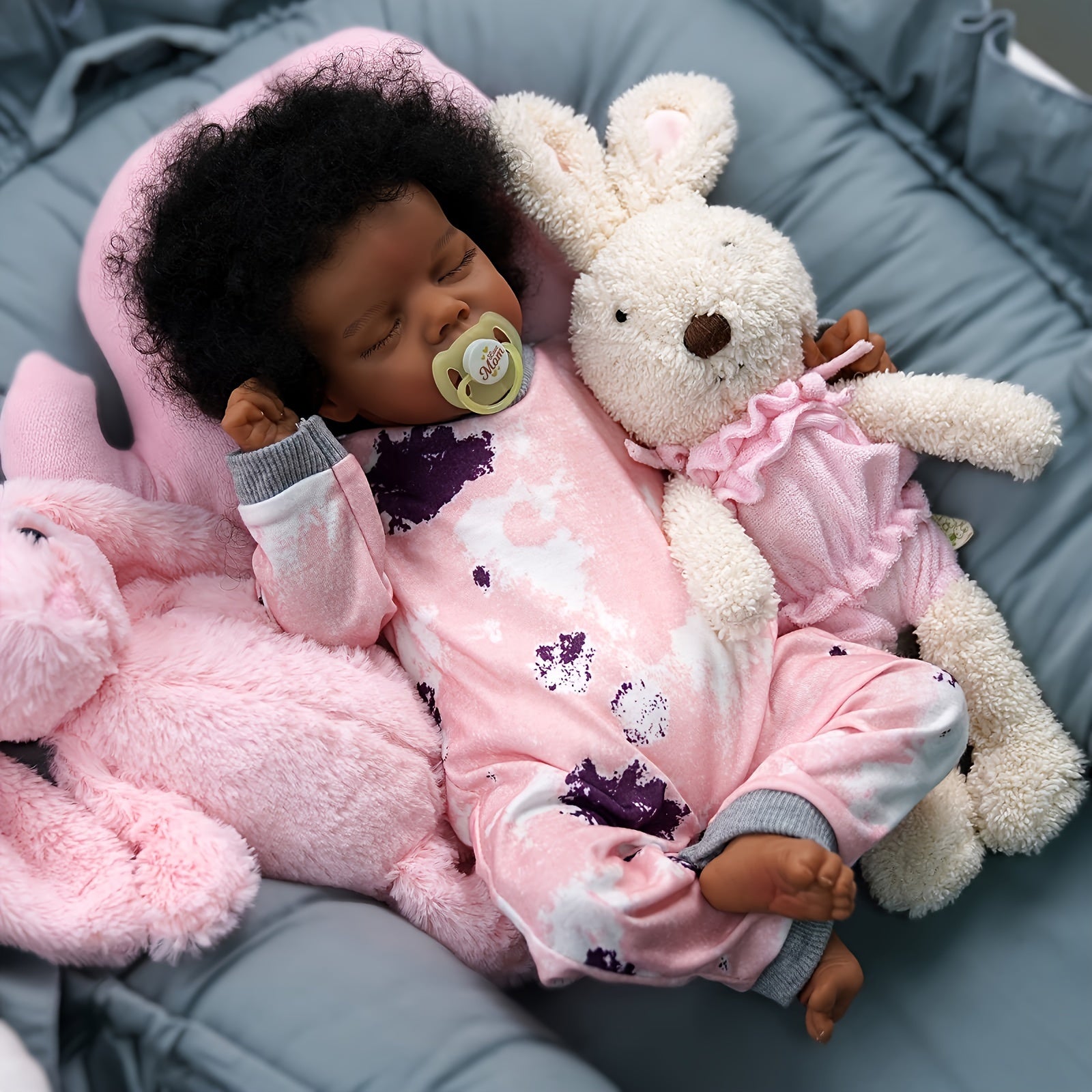 Poupée réaliste JIZHI Lifelike Reborn Baby Doll Black 17 pouces, corps souple et réaliste, sangle de corps en tissu, ensemble d'accessoires d'alimentation, convient aux cadeaux de Noël et du Nouvel An pour les enfants de plus de 3 ans.