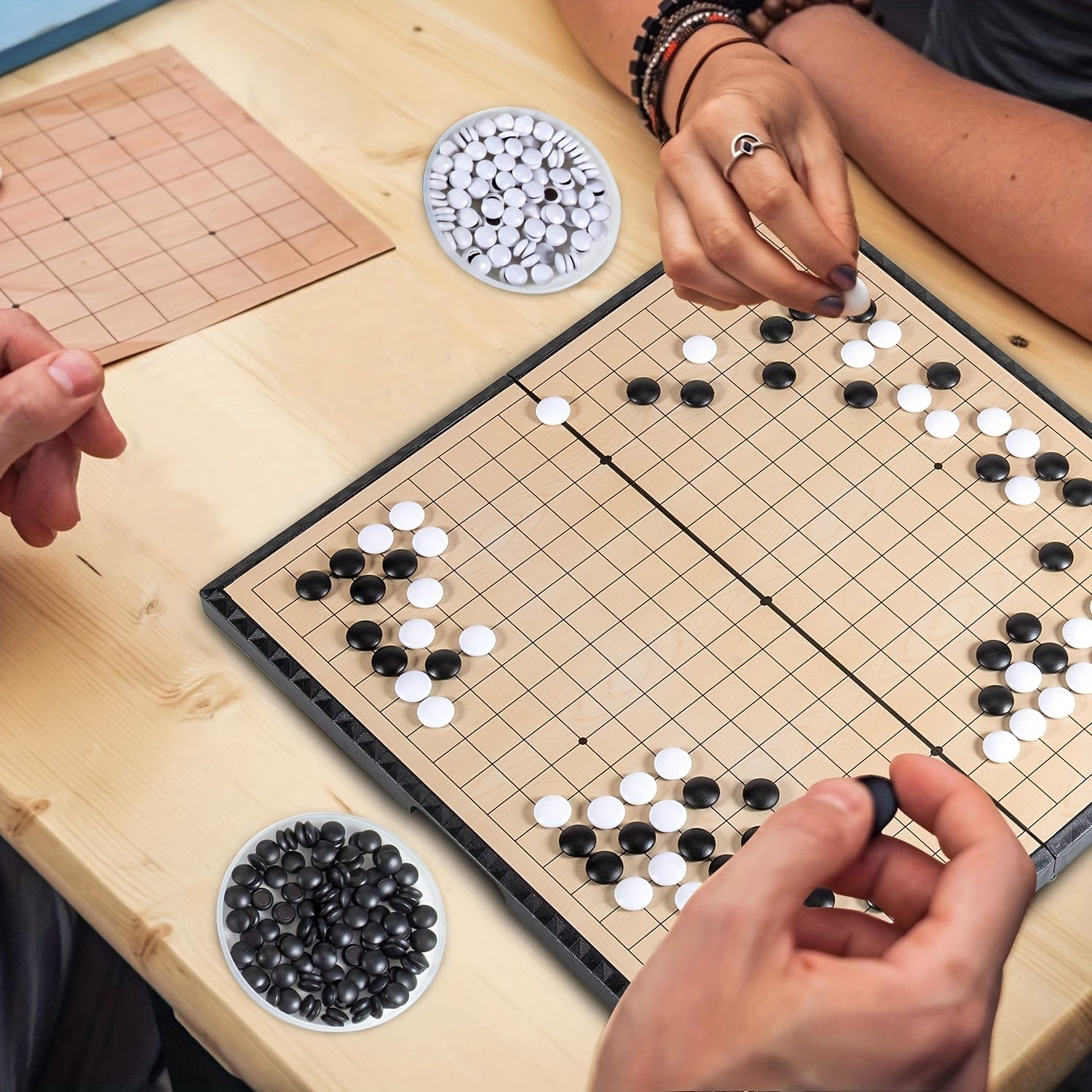 Ensemble de jeu de Go pliable magnétique de luxe de 11,41 pouces avec 19x tableau + 300 pièces noires et blanches, idéal pour les fêtes et les activités de plein air, Noël et Thanksgiving